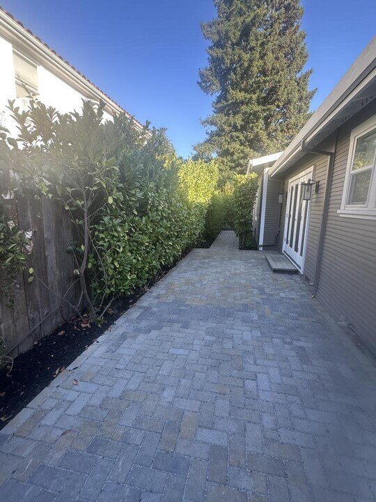 68 Walnut Ave in Atherton, CA - Building Photo