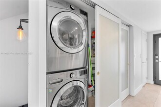 6901 Edgewater Dr in Coral Gables, FL - Foto de edificio - Building Photo