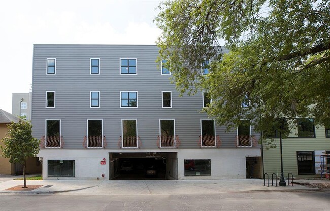 property at 911 W 22nd St