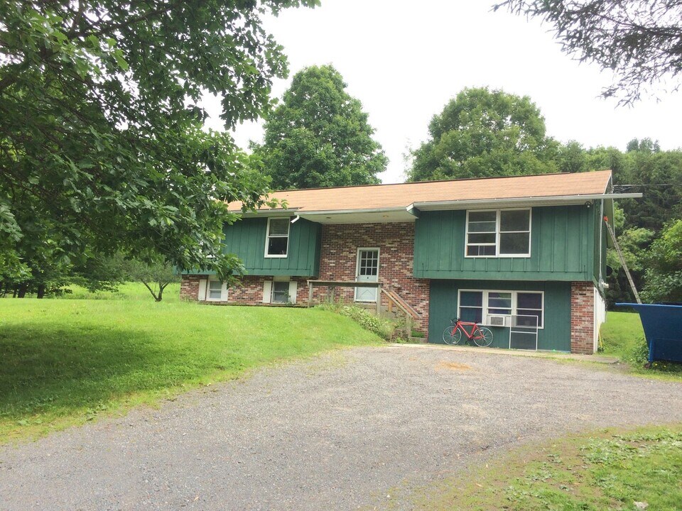 4250 E Lake Rd-Unit -2 in Hamilton, NY - Building Photo