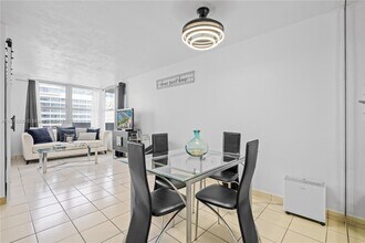 2899 Collins Ave in Miami Beach, FL - Foto de edificio - Building Photo