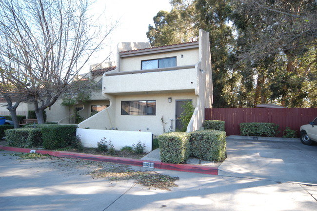 121 Dale Ct in Santa Paula, CA - Building Photo - Building Photo