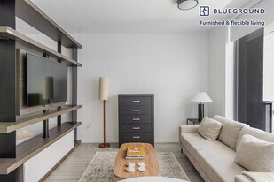 230 NE 4th St in Miami, FL - Building Photo