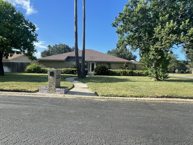 property at 5100 El Jardin Cir