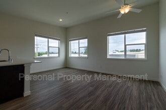 1111 W Fourth Plain Blvd in Vancouver, WA - Building Photo - Building Photo