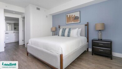 1950 Mayfair St, Unit 901 in Naples, FL - Foto de edificio - Building Photo