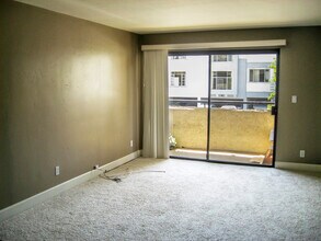 10982 Roebling Ave, Unit 304 in Los Angeles, CA - Foto de edificio - Building Photo