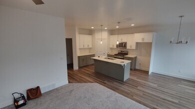 4608 W Hemsworth Ln in Riverton, UT - Building Photo - Building Photo
