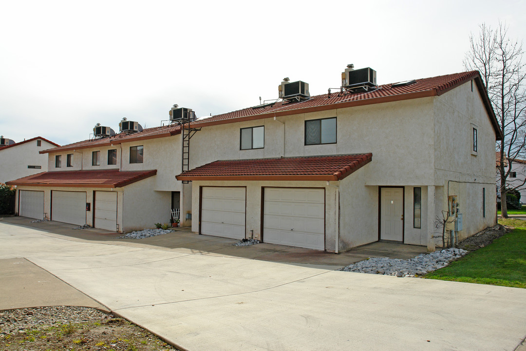 1217 Lancers Ln in Redding, CA - Building Photo