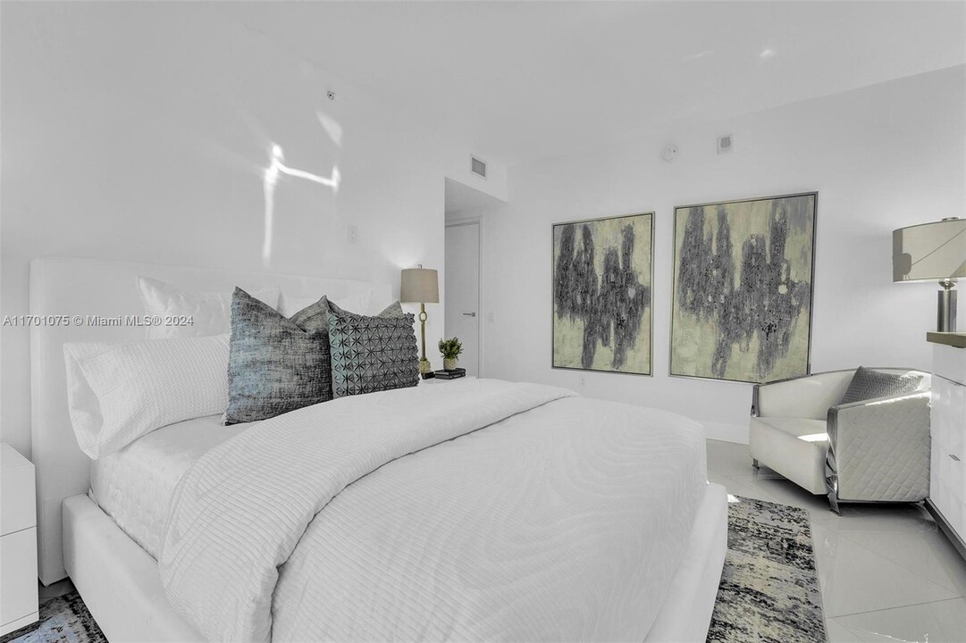 1300 Brickell Bay Dr, Unit 1802 in Miami, FL - Building Photo