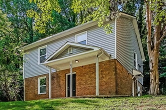 421 Whispering Pines Dr in Charlotte, NC - Foto de edificio - Building Photo