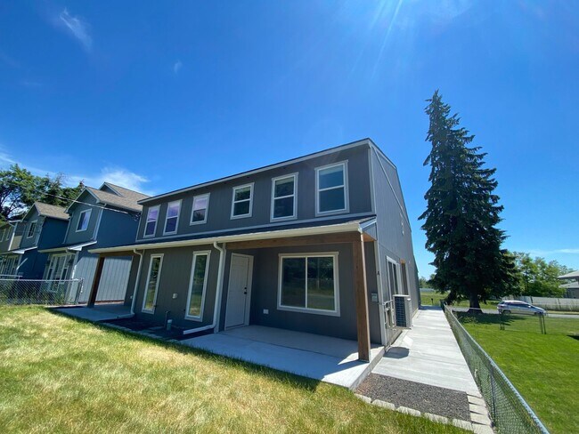 413 East E Street in Deer Park, WA - Foto de edificio - Building Photo
