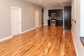 1929 W Montrose Ave, Unit 1S in Chicago, IL - Foto de edificio - Building Photo