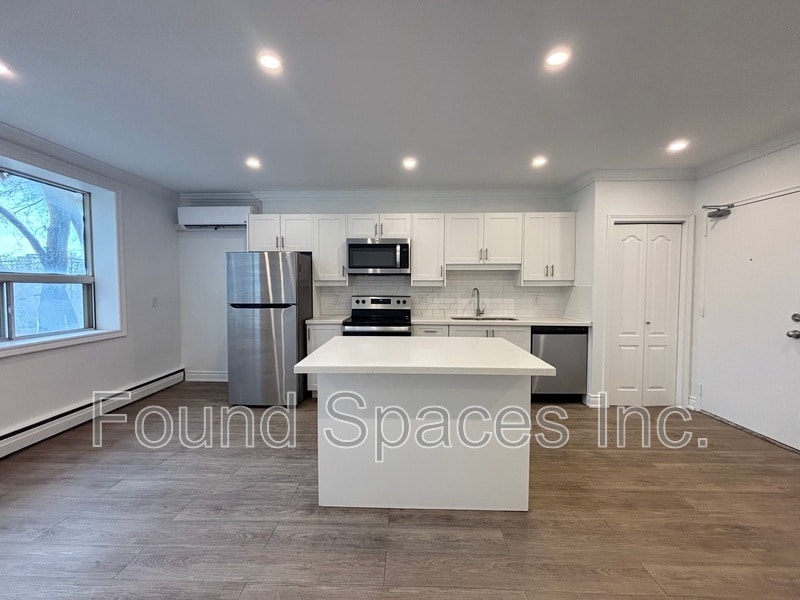 112 St Joseph's Dr in Hamilton, ON - Building Photo