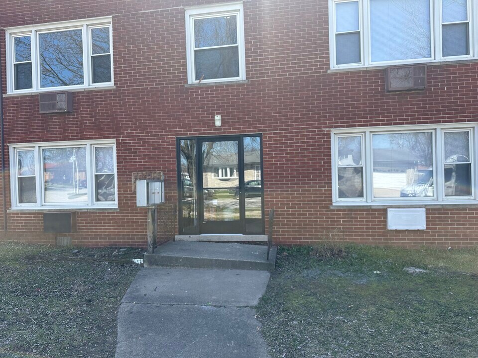 15200 Martin Luther King Jr Dr in Dolton, IL - Building Photo