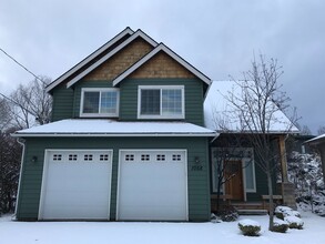 1058 Bismark St in Klamath Falls, OR - Building Photo - Building Photo