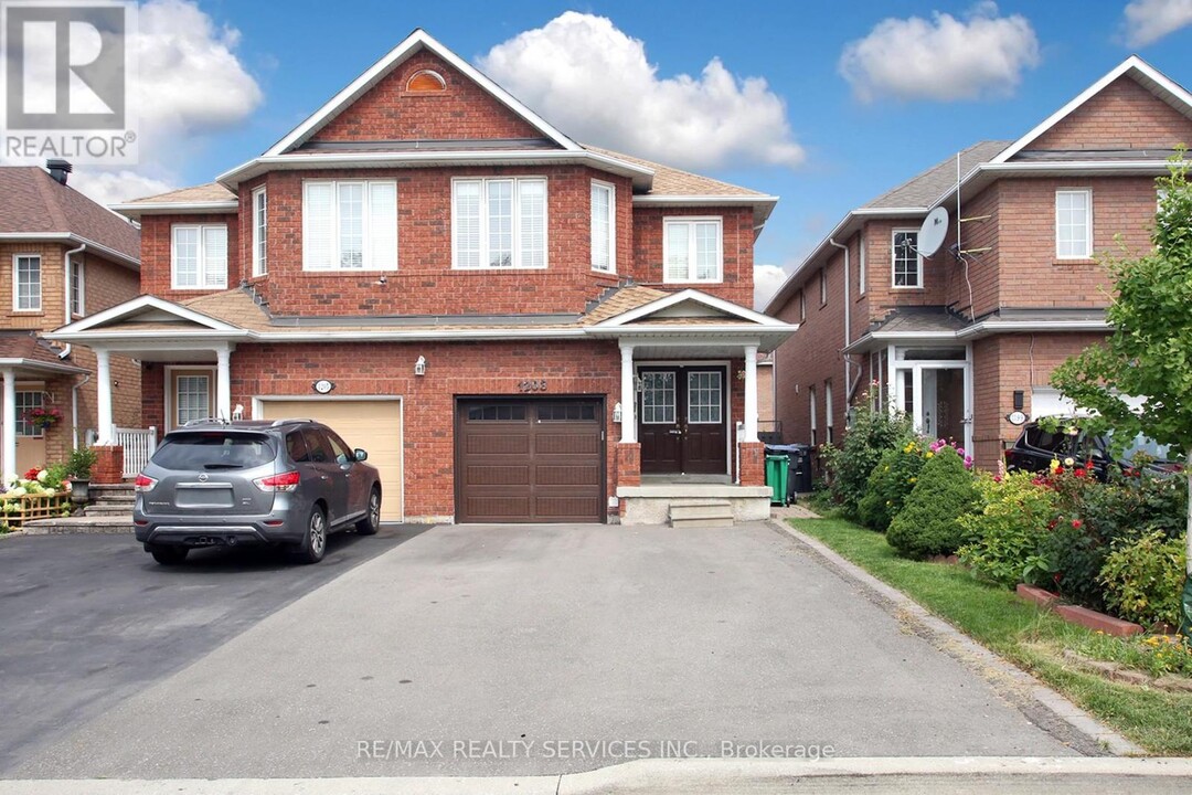 1203 Prestonwood Crescent in Mississauga, ON - Building Photo