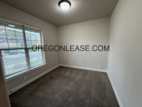 1983 Cedar Brook Dr in Eugene, OR - Building Photo - Building Photo