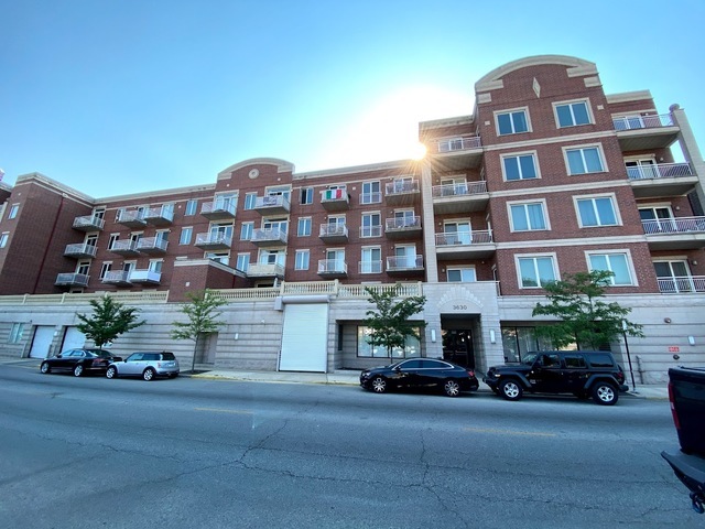 3630 N Harlem Ave, Unit 403 in Chicago, IL - Building Photo