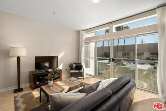 4215 Glencoe Ave-Unit -307 in Marina Del Rey, CA - Foto de edificio - Building Photo