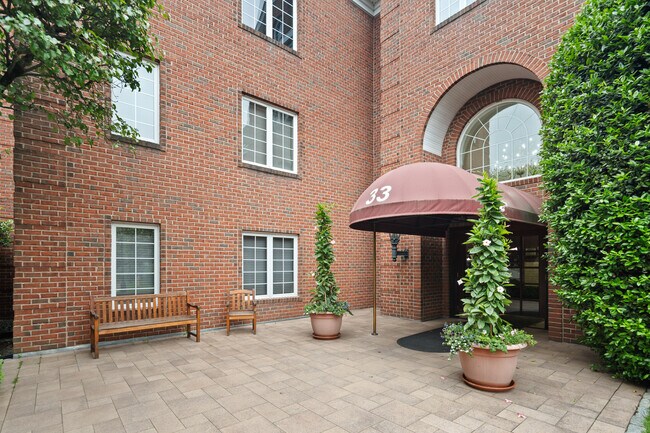 33 West Putnam Avenue in Greenwich, CT - Building Photo - Building Photo