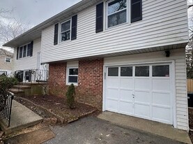 331 Colonial Dr in Toms River, NJ - Building Photo