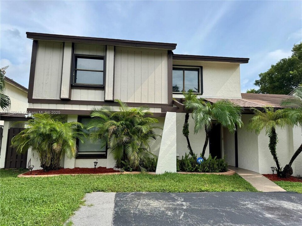 12705 SW 66th Terrace Dr in Miami, FL - Building Photo