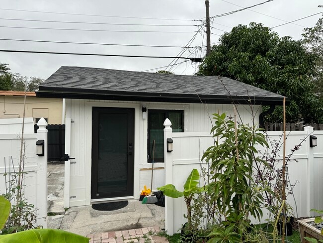 1495 SW 28th Ave, Unit B in Fort Lauderdale, FL - Building Photo - Building Photo