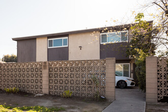 10606 Western Ave in Downey, CA - Foto de edificio - Building Photo