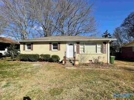 1921 Stevens Dr NE in Huntsville, AL - Building Photo