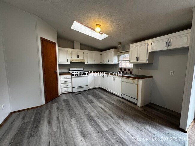 19 Pond View Rd in Winthrop, ME - Building Photo - Building Photo