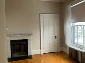 31 Pleasant St, Unit 1 in Salem, MA - Foto de edificio - Building Photo