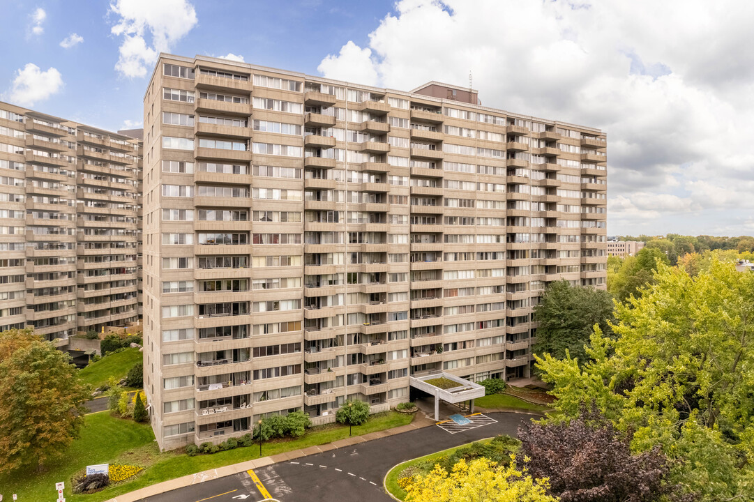 Le Manoir (Phase 2) in Montréal, QC - Building Photo