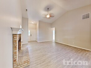 512 Polaris Dr in Indianapolis, IN - Foto de edificio - Building Photo