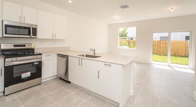 2246 SE 27th Dr in Homestead, FL - Building Photo - Building Photo