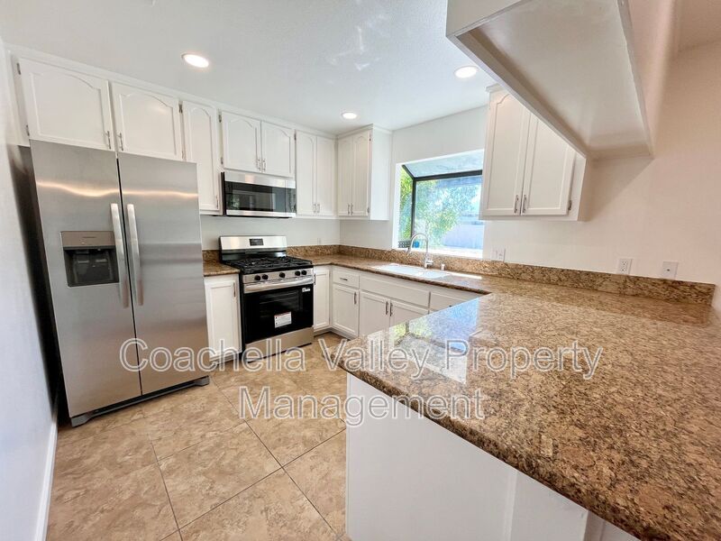 1995 W Nicola Rd in Palm Springs, CA - Building Photo