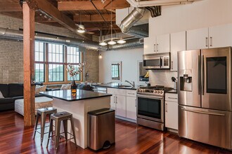 43 Charlton St in Everett, MA - Foto de edificio - Building Photo