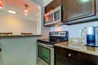 2506 N Rocky Point Dr in Tampa, FL - Building Photo - Building Photo