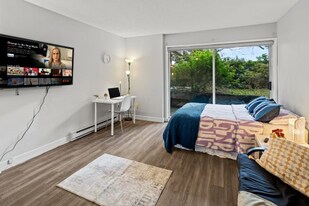 1140 Hillside Ave in Victoria, BC - Building Photo