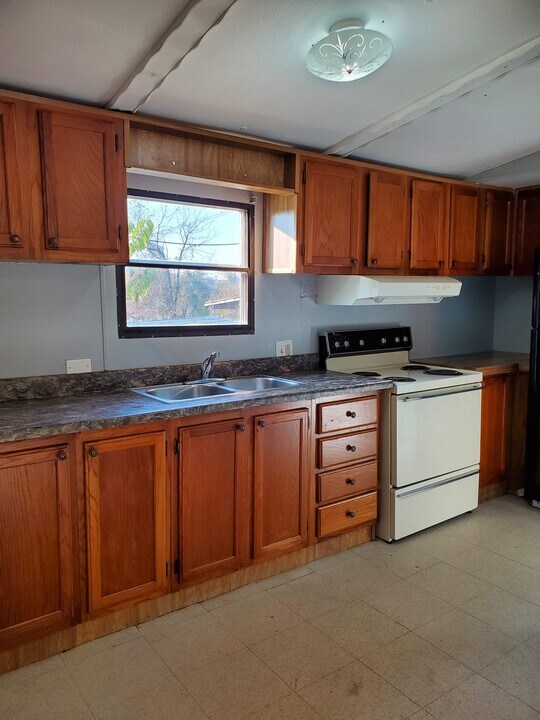 2006 Ravenswood Rd in Ravenswood, WV - Building Photo