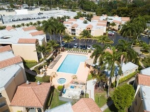 6296 NW 186th St, Unit xxx in Hialeah, FL - Foto de edificio - Building Photo