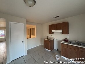 10047 Sungate Park in San Antonio, TX - Building Photo - Building Photo