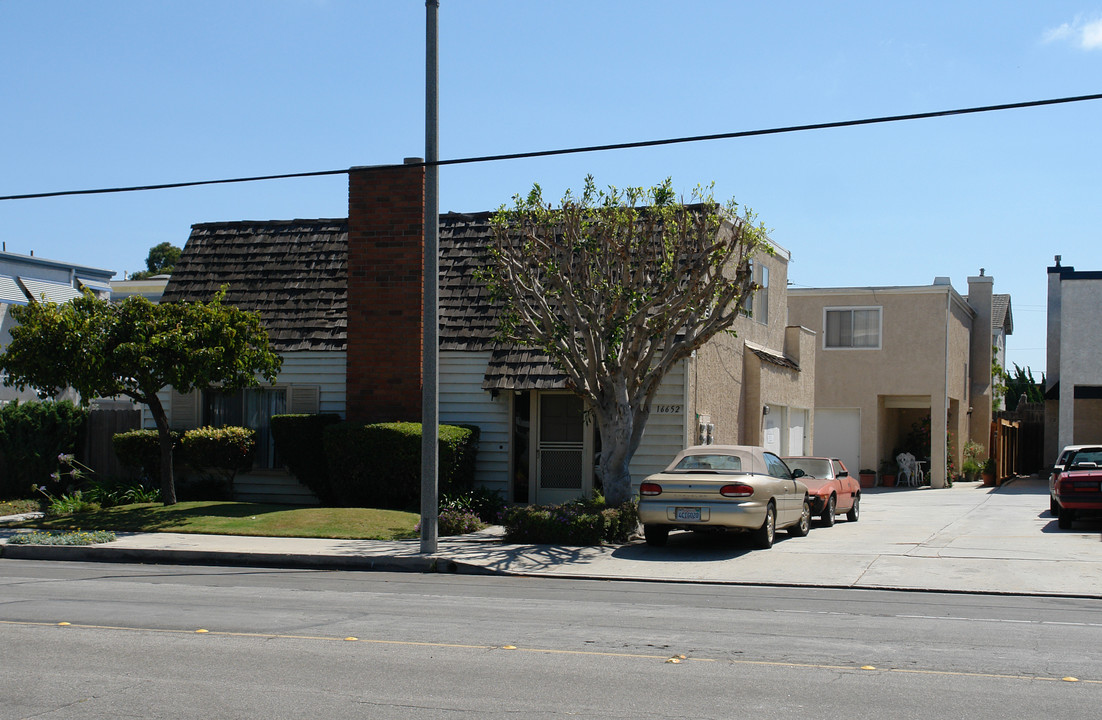 16652 Algonquin St in Huntington Beach, CA - Building Photo