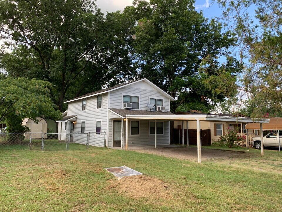 401 Murdock Ave in Collinsville, TX - Foto de edificio