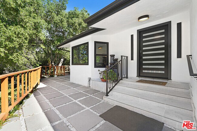 4611 Louise Ave in Los Angeles, CA - Building Photo - Building Photo