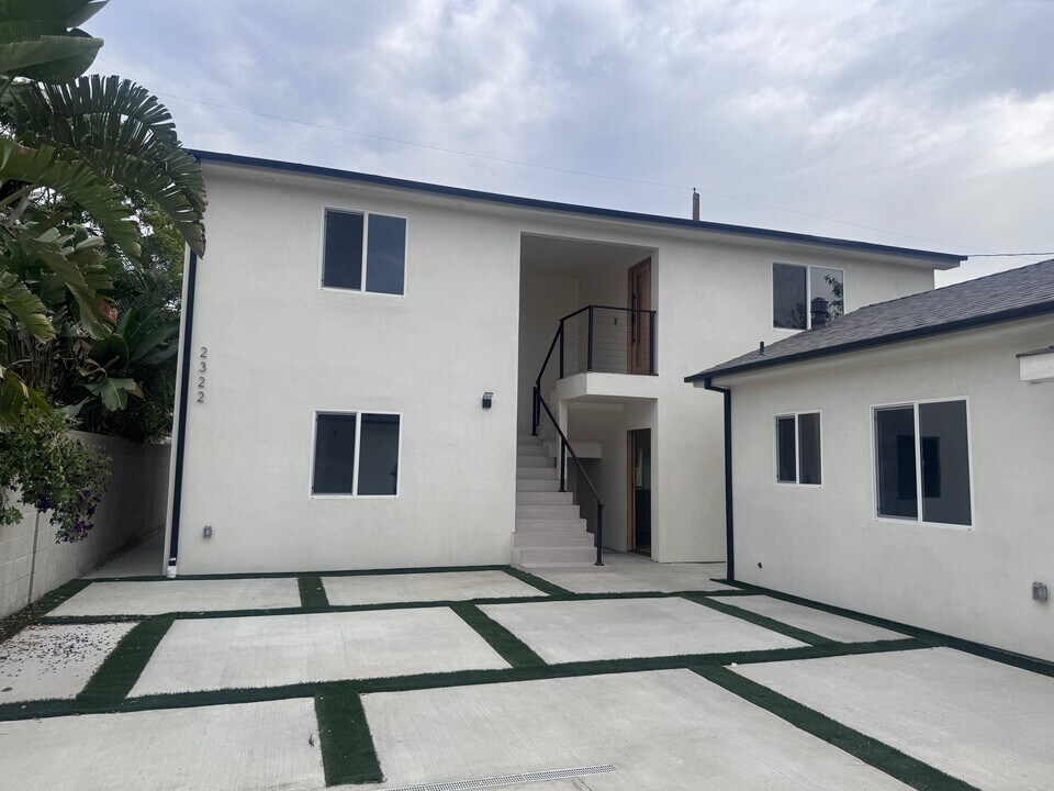 2320 N Naomi St, Unit 101 in Burbank, CA - Foto de edificio