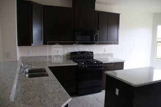 1833 Silvervale St in Visalia, CA - Building Photo - Building Photo