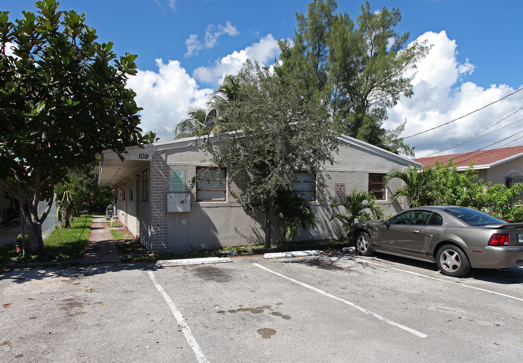 109 NW 14th Way in Dania Beach, FL - Building Photo