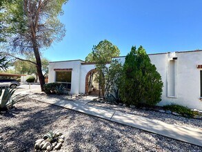 1002 N Camino Las Solanas in Tucson, AZ - Building Photo - Building Photo