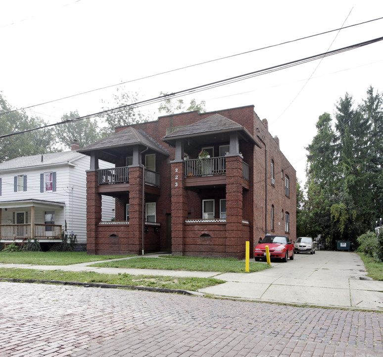 223 Grand Ave in Akron, OH - Foto de edificio